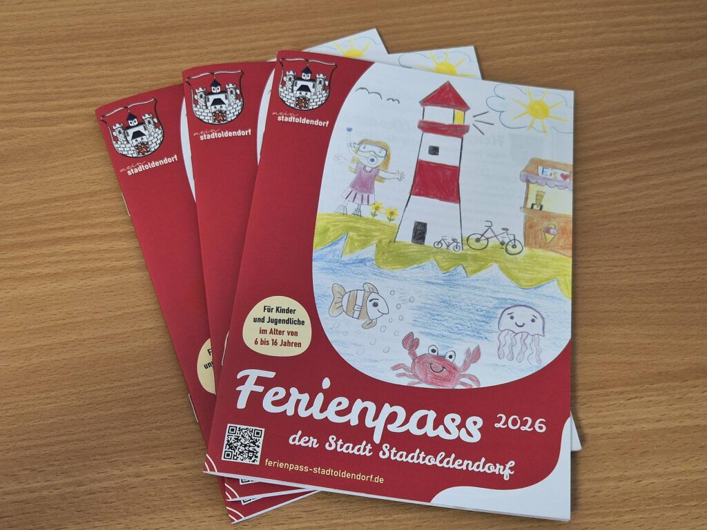Cover of Stadtoldendorf Ferienpass 2026 with a child-drawn seaside scene (lighthouse, waves, sun) on a red brochure.